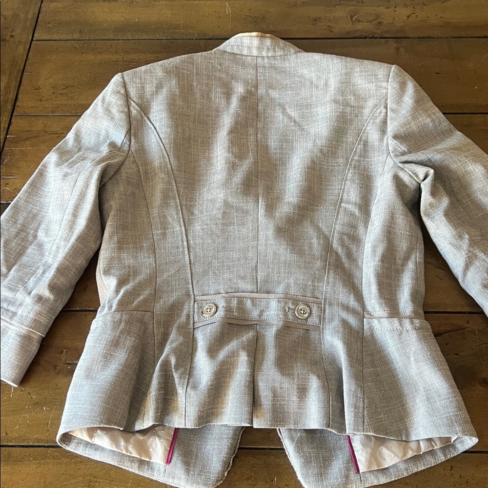 White House Black Market Gray Ruffle Blazer – Size 8 - Picture 7 of 8